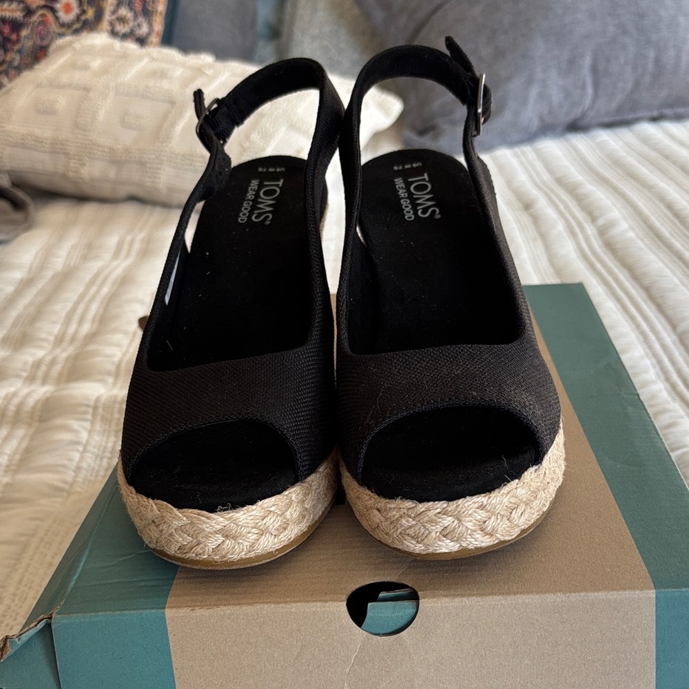 NWOT TOMS Camilla Black Espadrille Wedges